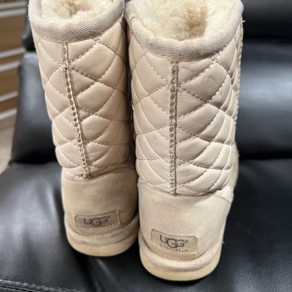 Uggs, women cream color boots - Picture 2 of 4